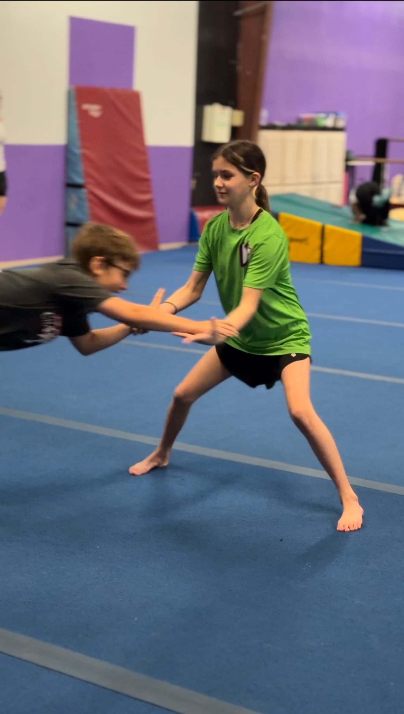 DFDub athletes training together โ partner tricking session